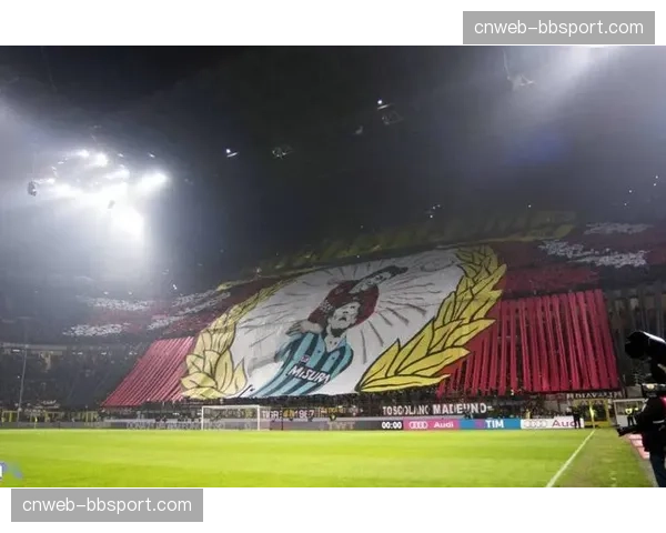 致敬传奇，伯纳乌南看台展示劳尔巨型TIFO